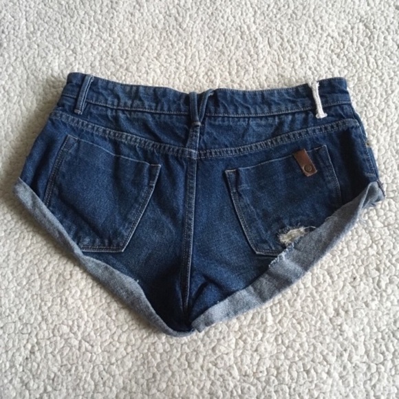 🛍 Roxy Distressed Cutoff Jean short 28 - Picture 2 of 4